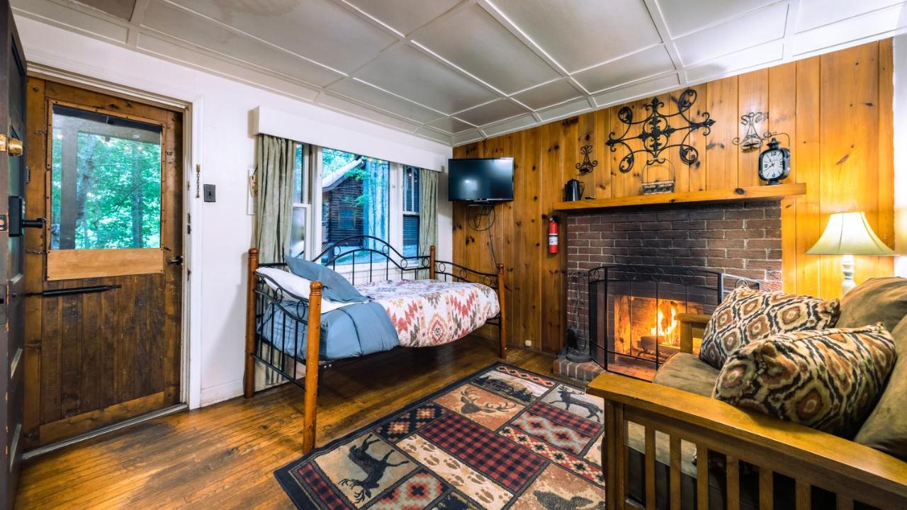Log Cabin Motor Court Asheville Exterior photo