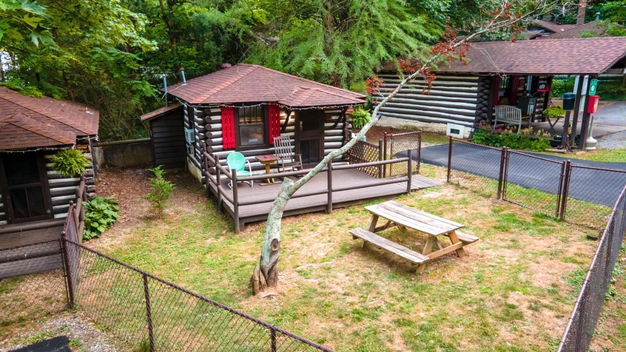 Log Cabin Motor Court Asheville Exterior photo
