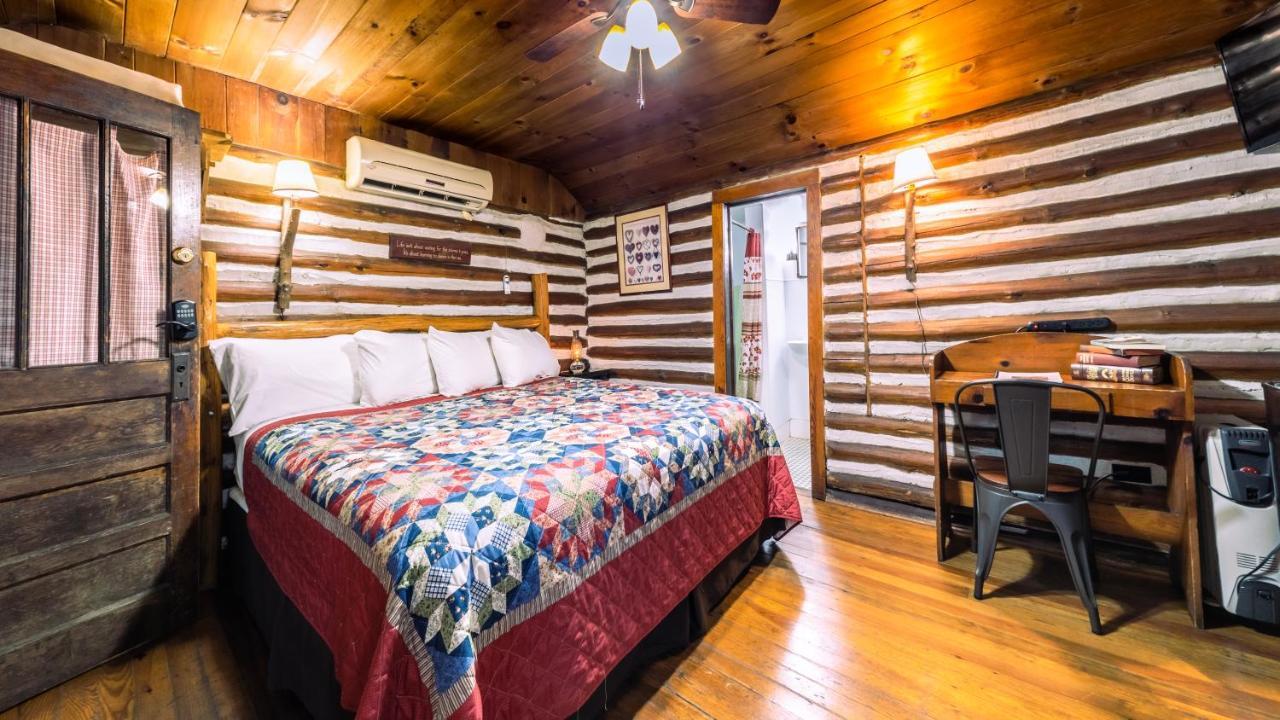 Log Cabin Motor Court Asheville Exterior photo